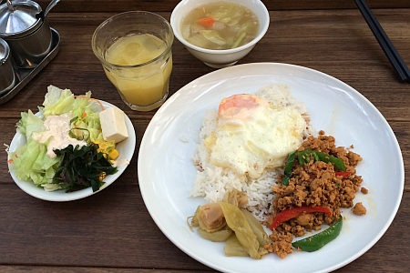 吉祥寺のタイ料理屋「アムリタ食堂」のランチメニューはサラダ・スープのビュッフェ付き