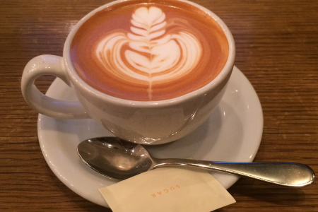 吉祥寺「カフェ ゼノン（CAFE ZENON）」で漫画文化とカフェラテを味わう
