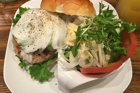 武蔵境の「COCK TAIL HUMBURGERS（コックテイル ハンバーガーズ）」で鶏肉パティと野菜を堪能
