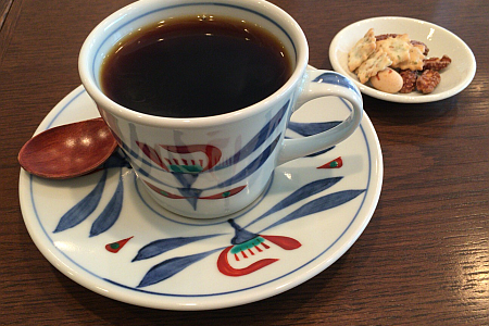 田無の喫茶店「めだか珈琲」で炭焙煎のコーヒー豆を挽いた「グァテマラ」を淹れていただく