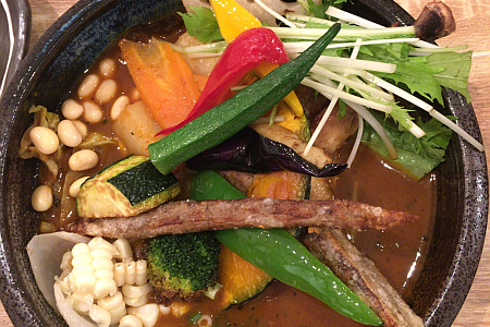 「Rojiura Curry SAMURAI. 吉祥寺店」でスープカレー「チキンと一日分の野菜20品目」をいただく