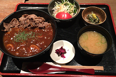 「すきやき肉いせや」の日替わり定食「牛肉デミソース丼」で吉祥寺ランチ