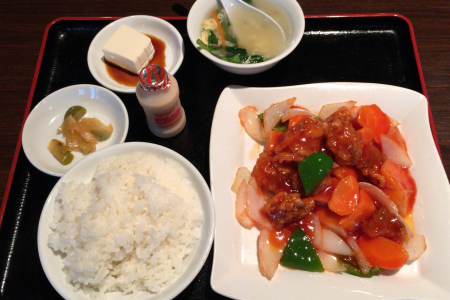 吉祥寺の中華居酒屋「三百宴や」のランチサービスで「酢豚定食」をいただきました