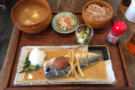吉祥寺のハンモックカフェ「麻よしやす」がはじめた定食で週替りの「鯖の梅みそ煮」をいただきました