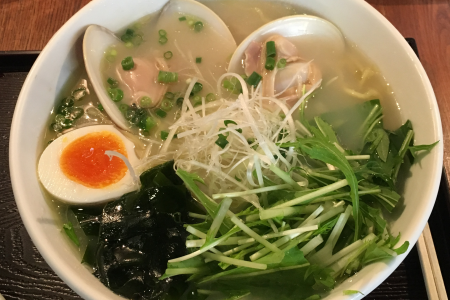 「麺屋 海神」で魚介の滋味を味わえる吉祥寺店限定「あら炊き はまぐりらぁめん」をいただく