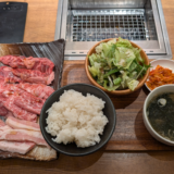 「焼肉定食 やまと」で 3種の肉を味わえる「和牛カルビ＆牛ハラミ＆豚トロ」を 200g にして焼肉を楽しむ