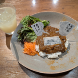 吉祥寺パルコ 7階「kawara」で「UMEZZ GUWASHI CARNIVAL 2026」のコラボカフェメニュー「漂流教室 砂漠のサバイバルカレー」を楽しむ