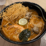 「譚仔三哥（タムジャイサムゴー）吉祥寺店」でホットでコク旨な「スパイシー ココナッツカレー米線」を味わう