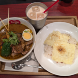 ダイアパレス吉祥寺 2階「Suage 吉祥寺店」で「生ラムと 7種の野菜カレー」に「夕張メロンラッシー」を合わせて味わう