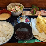 ヨドバシ裏の「うな天」で味も量も値段も文句なしの「日替り刺身天ぷら定食」を味わう
