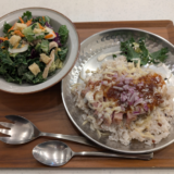 ケールサラダとサラダブリトー専門店「ケールの王様 吉祥寺」で「ポークオーバーライス」に「ハーフサラダ」を付けて大満足