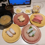 「魚べい吉祥寺店」で「ガリ」「味噌汁」「サラダ」に好みの握り、締めは「えび天巻」「茶碗蒸し」という定番で晩ごはん
