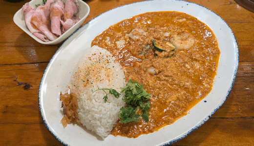 中道通りの「モンタナ」で「レッドシュリンプカレー」に豪勢に「追い肉」して味わう