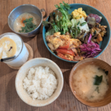 吉祥寺の中道通り「シフク食堂」で日替わり定食の「豚肉とトマトのたまごいため」に「本日のカレー」も付けて贅沢なランチ