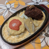 「吉祥寺バーグ」でいつもの野菜サラダと「焼ハンバーグｘ揚げハンバーグ」の食べ比べ、そして締めのリゾットを堪能