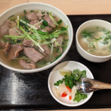 「ZiOフォー ベトナム料理 吉祥寺店」の卵トッピングでスープたっぷり「肩バラ牛肉フォー」を味わう
