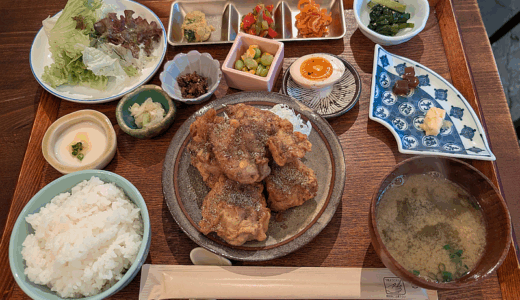 「ポロリ食堂（Pololi食堂とPiha kopi）」で痺れる美味しさ「鳥の山椒唐揚げ」を堪能