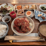 「ポロリ食堂（Pololi食堂とPiha kopi）」で旨辛ソースたっぷりの「ヤムニョムチキン」と小鉢を堪能