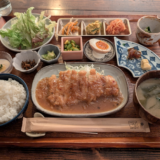 「ポロリ食堂（Pololi食堂とPiha kopi）」で生姜ソースたっぷりの「ジンジャーポーク」と小鉢を堪能