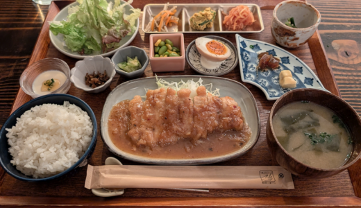 「ポロリ食堂（Pololi食堂とPiha kopi）」で生姜ソースたっぷりの「ジンジャーポーク」と小鉢を堪能