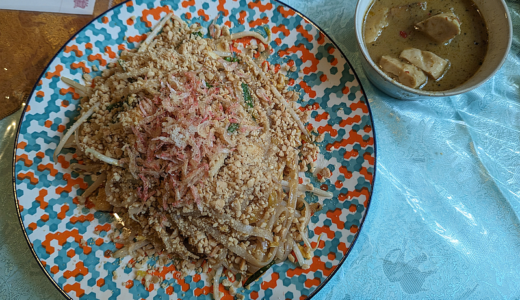 タイ料理「クゥーチャイ」で「パッタイ」と「ミニグリーンカレー」を堪能。平日ランチの「生春巻き」「トムヤムクンスープ」も嬉しい