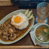 パルコ裏のタイ料理「クルン・サイアム吉祥寺店」で軟骨の食感も楽しい「三元豚なんこつ煮込みのバジル炒め（ガパオ・ガドゥーク・ムー）」を堪能