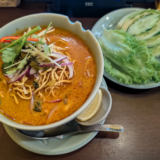 パルコ裏のタイ料理「クルン・サイアム吉祥寺店」でチェンマイカレーラーメン「カオソイ」に「野菜盛り合わせ」を乗せて堪能