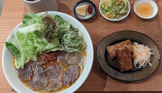 ベトナム料理「ホアナム（HOA NAM）」で牛肉の米粉ヌードル「ブンボーフエ」と「焼き春巻き」のランチセットを堪能
