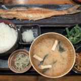 ダイヤ街「炭火焼干物定食 しんぱち食堂 吉祥寺店」で千円を切るリーズナブルな「ほっけ半身定食」を味わう