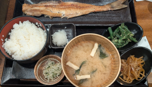 ダイヤ街「炭火焼干物定食 しんぱち食堂 吉祥寺店」で千円を切るリーズナブルな「ほっけ半身定食」を味わう