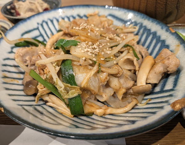 五日市街道沿いの行きつけ店「四歩」で晩ごはんセット『豚キムチ』に味もボリュームも満足