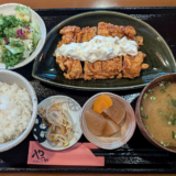 「やぐや kichijoji」の豊富なランチ定食の中で人気 No.1 の「チキン南蛮」を堪能