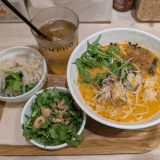 コピス吉祥寺 B1F「コムフォー（COMPHO）」でピリ辛「もみ海苔の黒坦々フォー」をモヤシとパクチーで野菜マシマシにして味わう