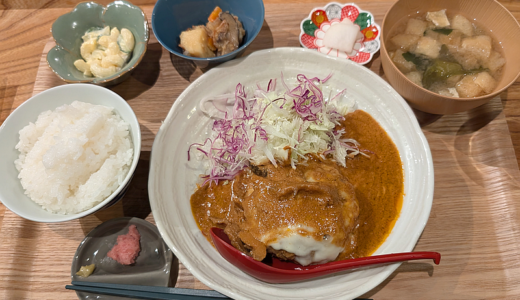 昼営業を再開した「もがめ食堂」で挽肉がギュッと詰まったソースの染みた「煮込みチーズハンバーグ」を堪能