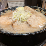 「らーめん 平太周（ひらたいしゅう）」の「特製ラーメン」で豚骨背脂たっぷりスープと麺、具材との調和を堪能