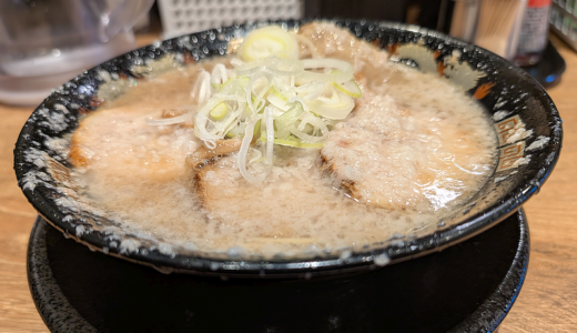 「らーめん 平太周（ひらたいしゅう）」の「特製ラーメン」で豚骨背脂たっぷりスープと麺、具材との調和を堪能