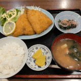 行きつけの「まるけん食堂」で久しぶりに「アジフライ定食」を選んでサクッとほくっと家庭の味を堪能