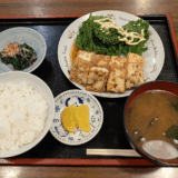 行きつけ「まるけん食堂」の「生アゲ生姜焼き定食」は少し淡白な生アゲがタレと生姜でメインディッシュに