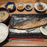 行きつけの「吉祥寺もがめ食堂」で、いくつもあるお気に入りメニューからこの日は「すてきな鯖定食」を堪能