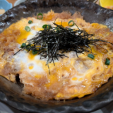 行きつけの「吉祥寺もがめ食堂」 で冬の定番「とんかつ たまごとじ煮 定食」を熱々でいただく