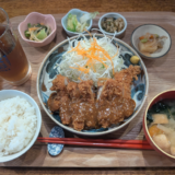 「吉祥寺もがめ食堂」 でゴマの効いた味噌ダレが美味しい「特製!!みそチキンかつ定食」を充実小鉢と共に堪能