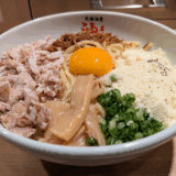「ダイヤ街」の「元祖油堂 油そば 吉祥寺店」で麺とトッピングがカルボナーラ風で味わい深く、豊富な調味料の味変も楽しい