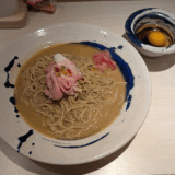 大正通りにできた「neo油そば　ナミノリビーチ」でスープパスタのような濃厚スープの「ボンゴレ油そば」を味わう