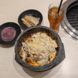 「吉祥寺通り」沿い熟成肉専門店「ヨプの王豚塩焼 吉祥寺店」でチーズもトッピングした熱々の「豚肉石焼ビビンパ」を堪能