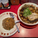 「伍福軒 吉祥寺店」で黒いスープの「背脂黒醤油ラーメン」とハーフサイズ「黒ヤキメシ」がセットの定食をいただく