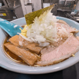 ドンキ裏「第2 吉祥寺じぞうビル」2階奥「八王子ラーメン横山食堂」で刻みたまねぎを効かせた醤油味ラーメンを楽しむ