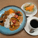 「新宿中村屋 オリーブハウス」吉祥寺アトレ店で旨辛な「夏野菜たっぷりハーフ＆ハーフカリー」を堪能