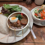 カレーが食べたくなって「リトルスパイス」で「季節のカレー（根菜と豚肉のカレー）」に「ミックスライタ」を付けて夕食