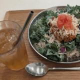 ケールサラダとサラダブリトー専門店「ケールの王様 吉祥寺」でケールを増量した「タコライス」