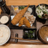 「029吉祥寺食堂」で冬季限定（10～3月）「ミックスフライＣ（カキフライ、大海老フライ、唐揚げ）」にミニサラダをつけて大満足